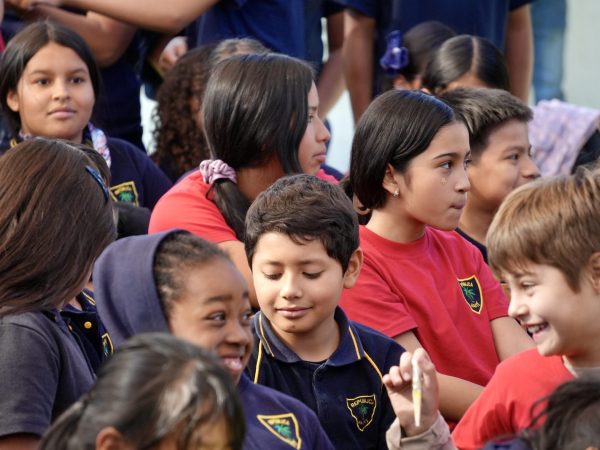 Estudiantes de la escuela reunidos durante una actividad de la comunidad